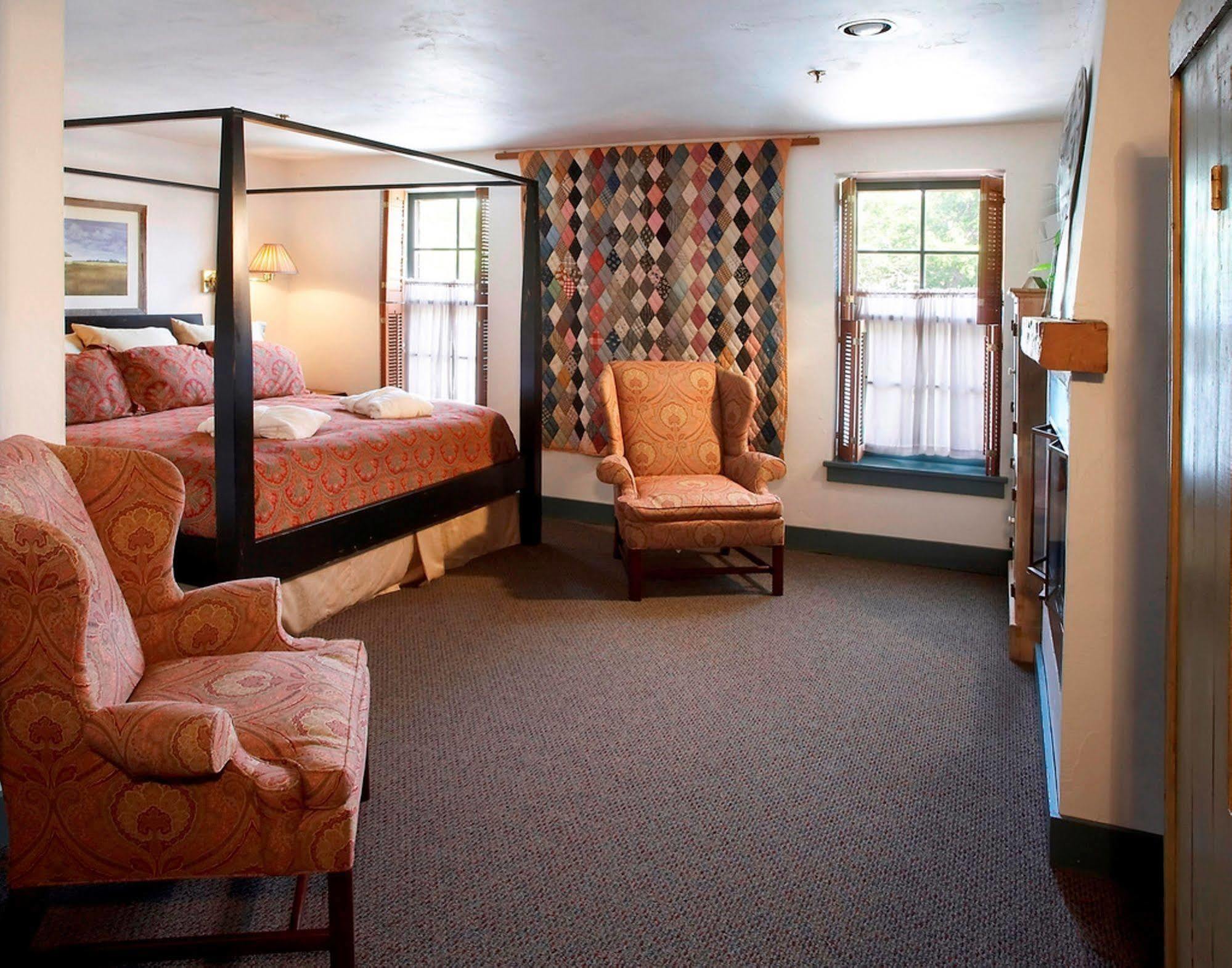 Washington House Inn Cedarburg Room photo